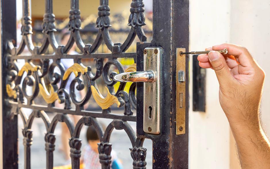 serrurier pour ouverture de porte coincée Paris 11